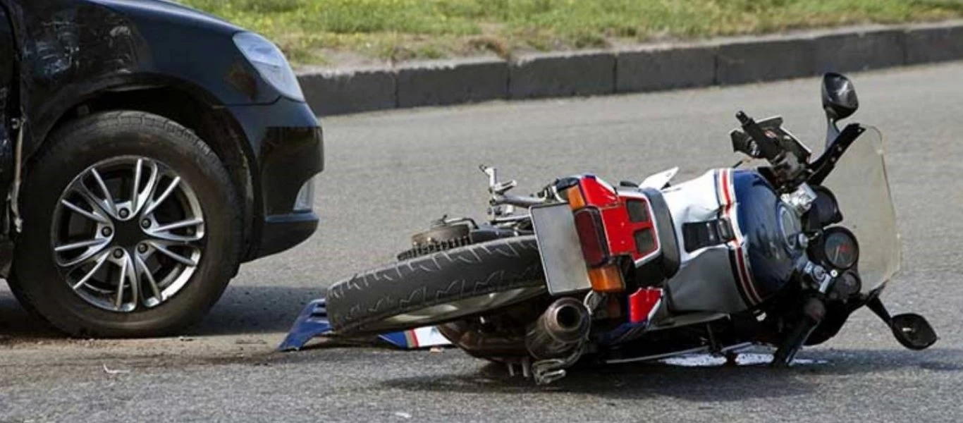 Τροχαίο στην Κρήτη: Οδηγός μηχανής συγκρούεται με αυτοκίνητο και εκσφενδονίζεται (βίντεο)